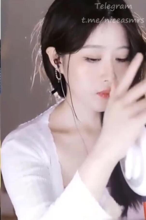 大伊伊 最新ASMR福利 亲吻+