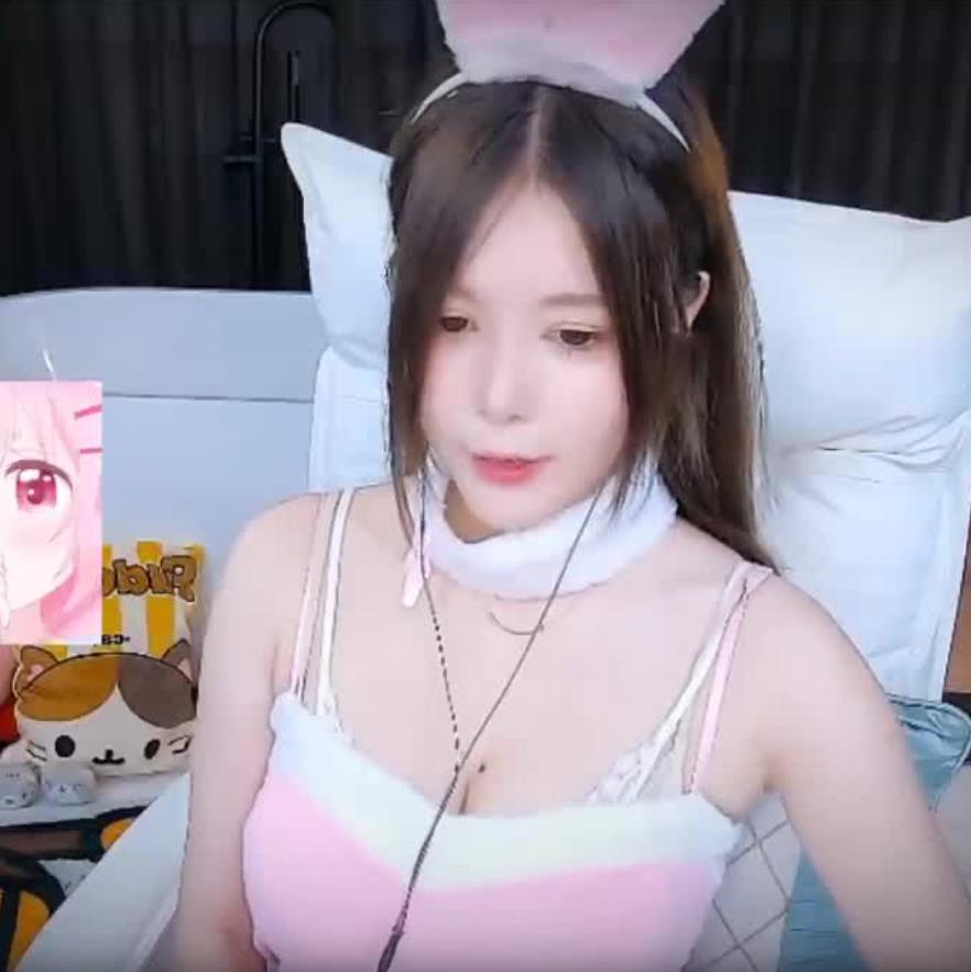 ASMR 粉红兔女郎的深夜耳疗 _ 傲娇的喵小八